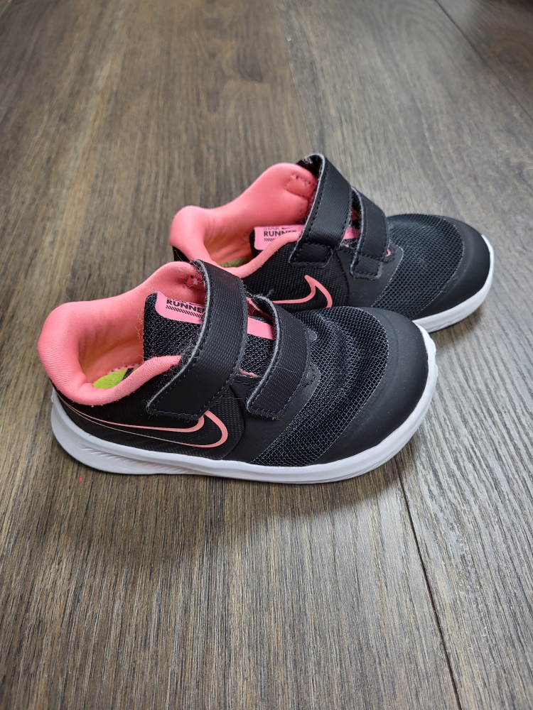 Nike toddler size 7t running shoes image indicator(2)
