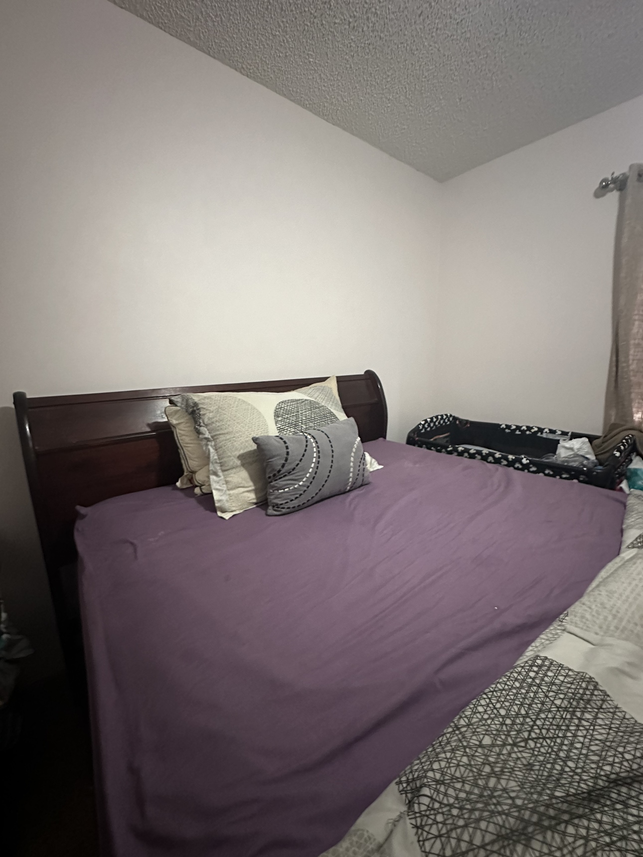 Solid wood queen bed - photo 2