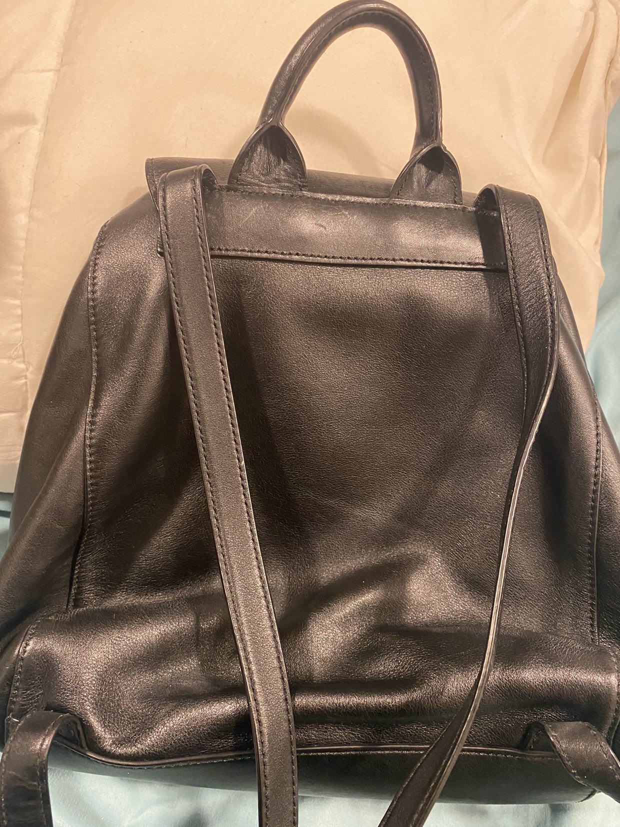 Kate Spade backpack image indicator(2)