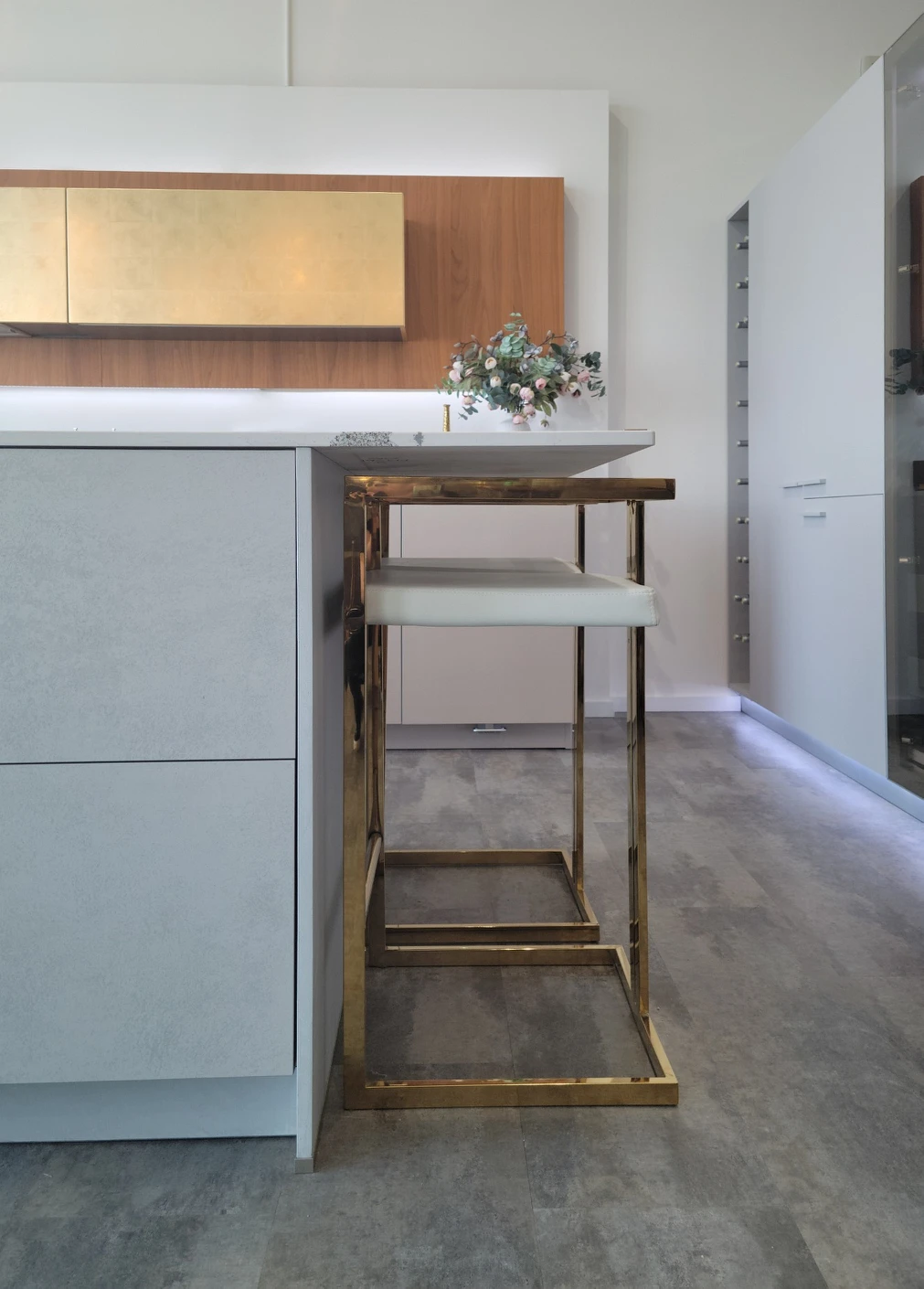 4 Bar Stools- modern Art Deco style (white/gold) image indicator(2)