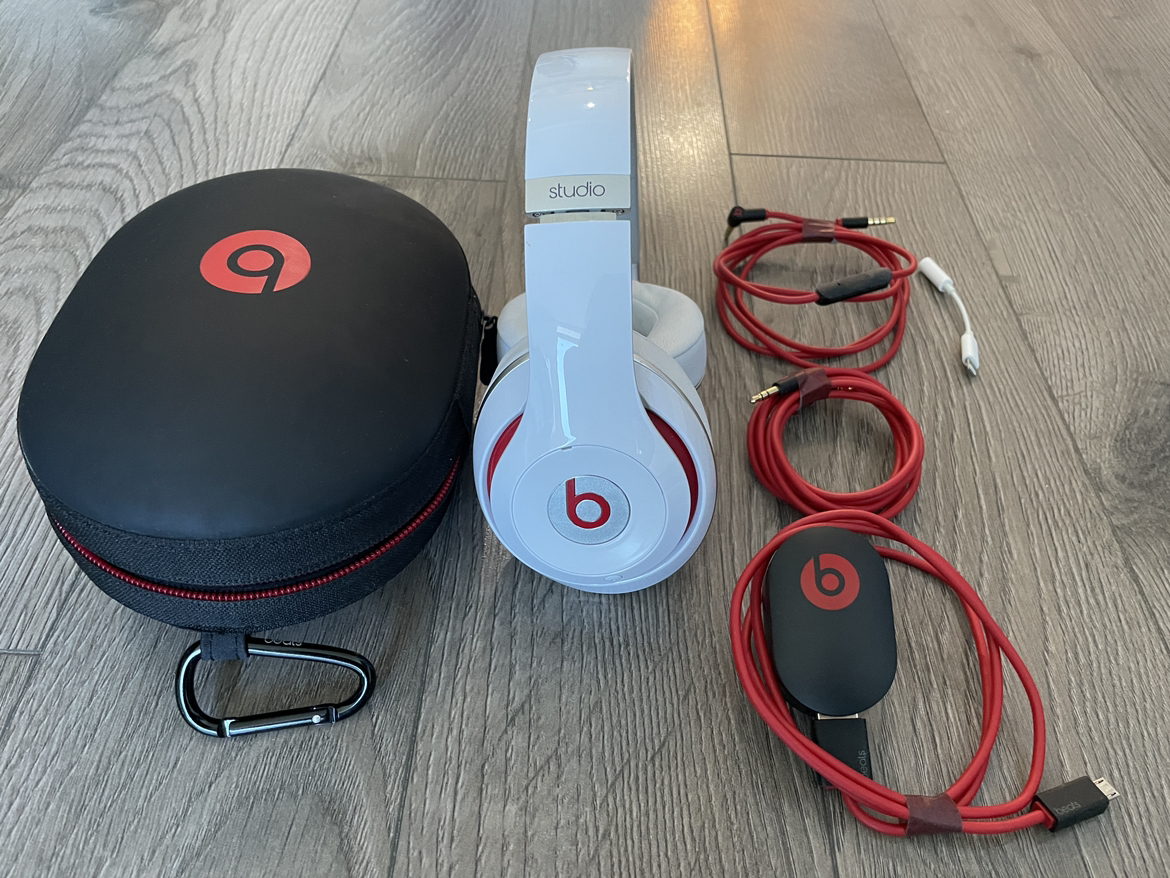 Beats Studio earphone, barely used, perfect condition