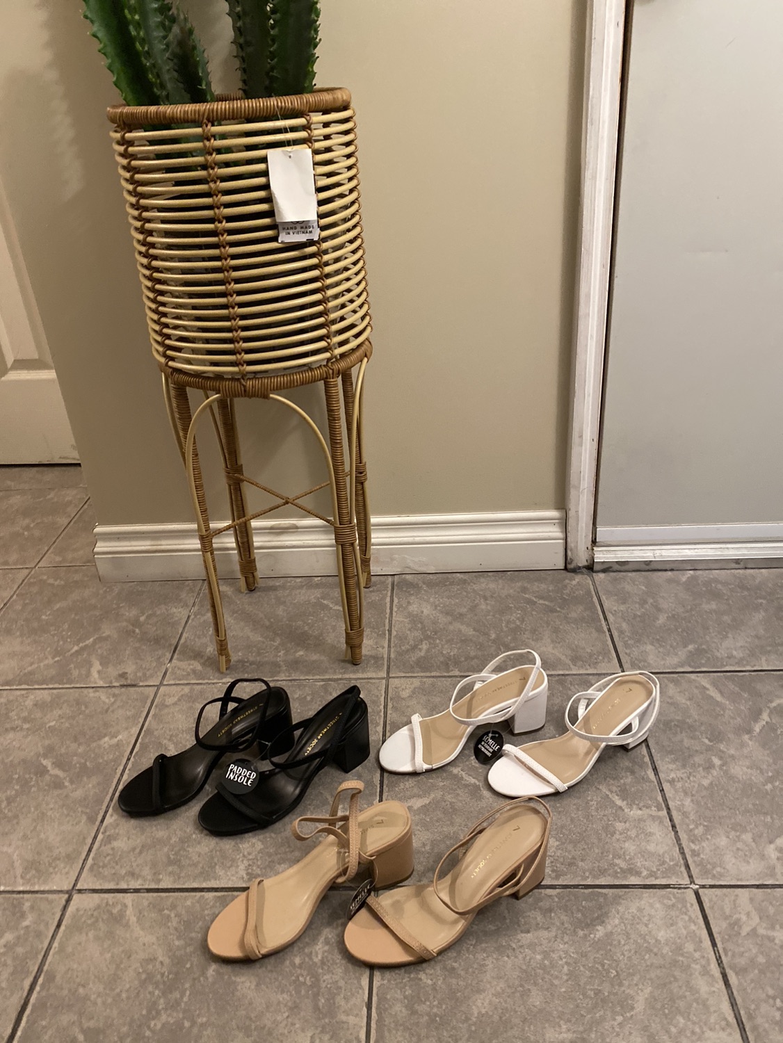 HIGH HEELS SIZE 7 (BRAND NEW) thumbnail