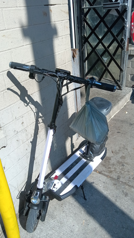 E SCOOTER WITH SEAT