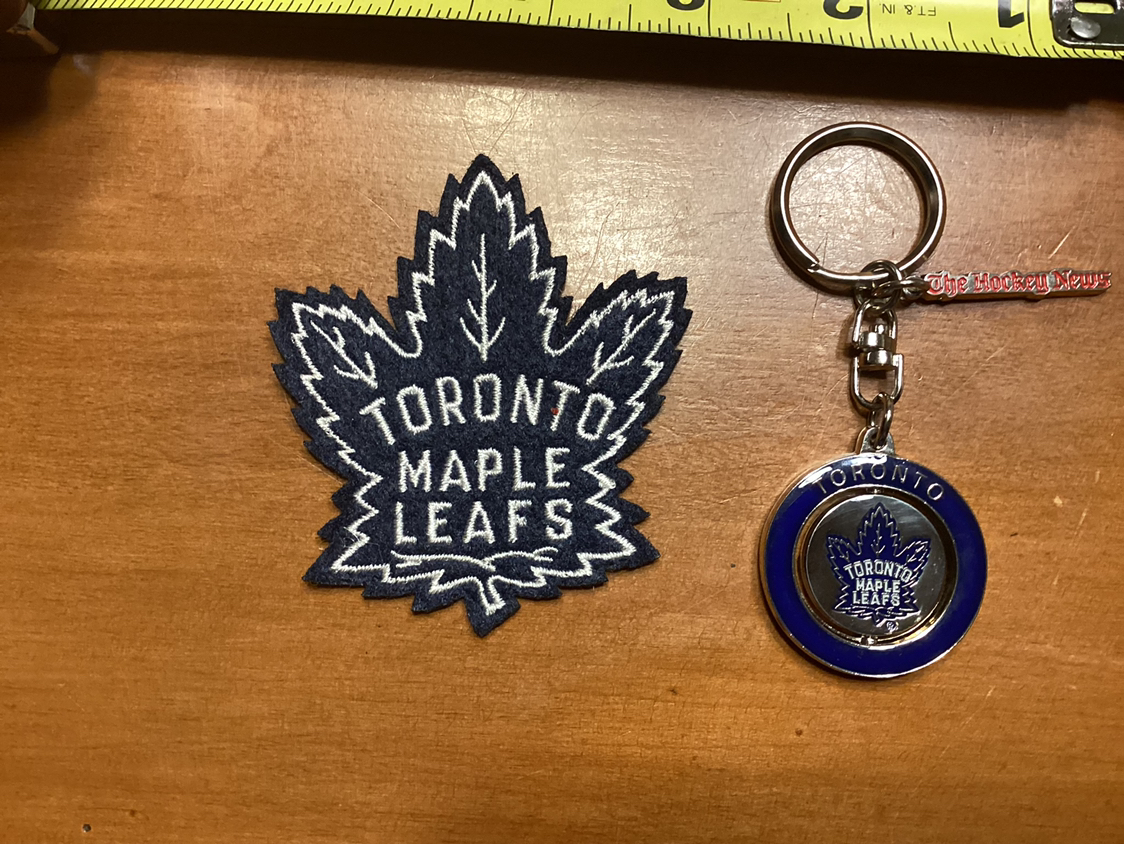 TORONTO MAPLE LEAFS new key chain & crest ! image indicator(3)