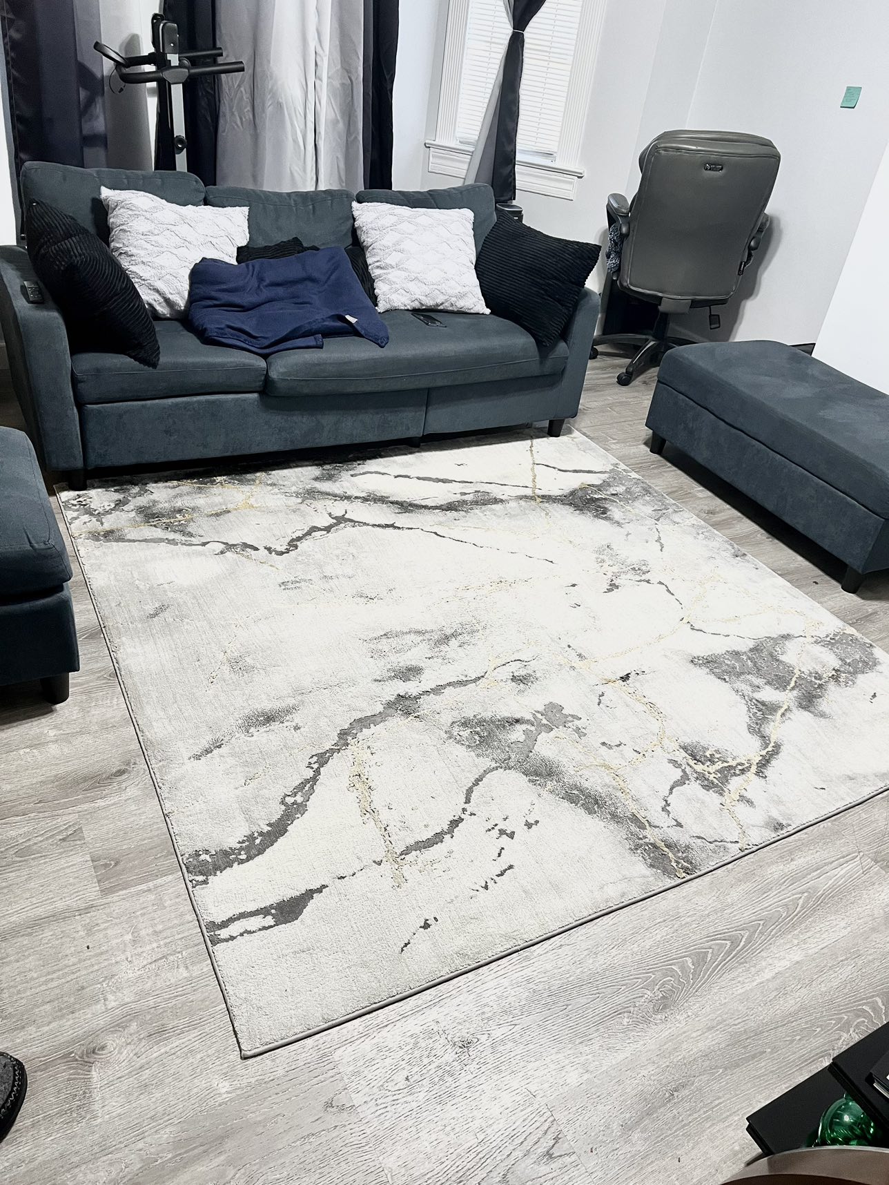 Grey/gold marble 6’7”x6’7” area rug - photo 3
