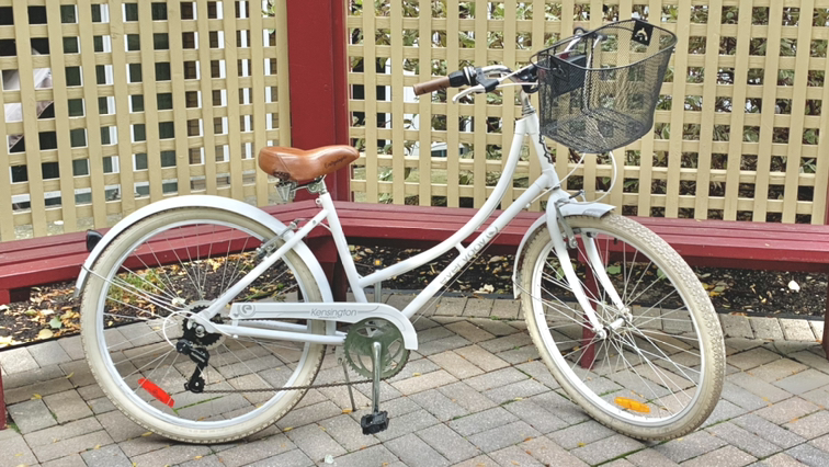 Wow! Dutch style 6 speed comfort cruiser bike, removable basket! thumbnail
