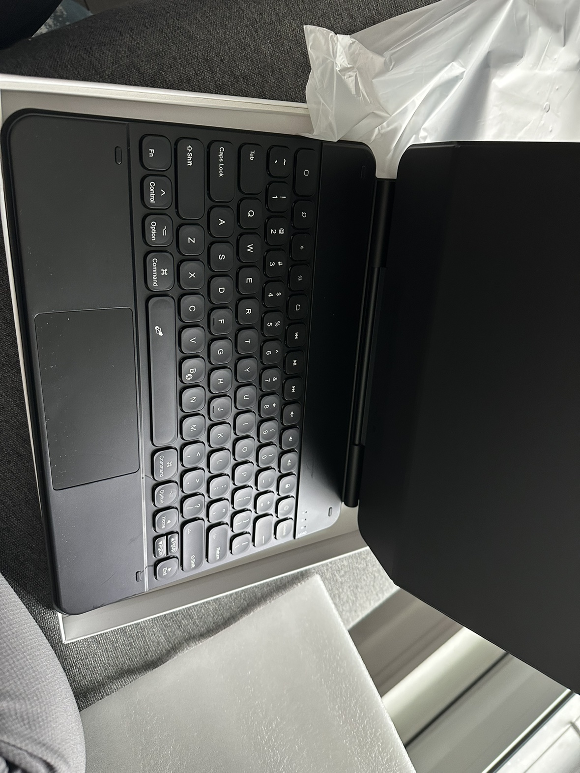 Magnetic wireless keyboard