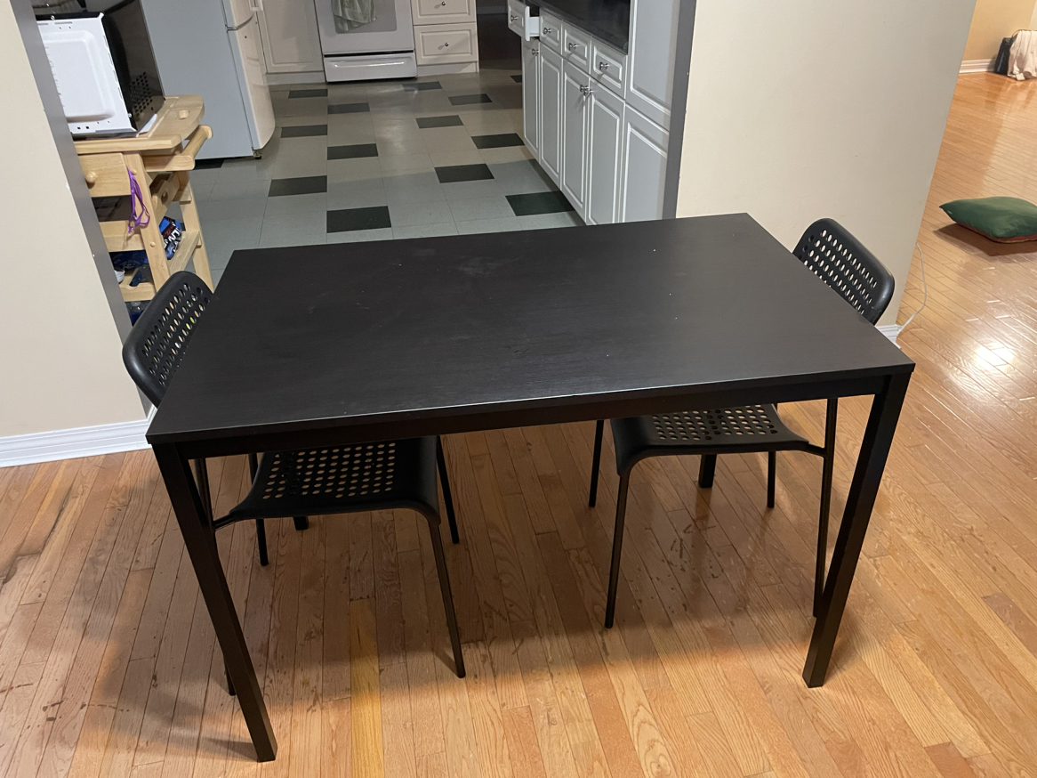 Table with 2 chairs