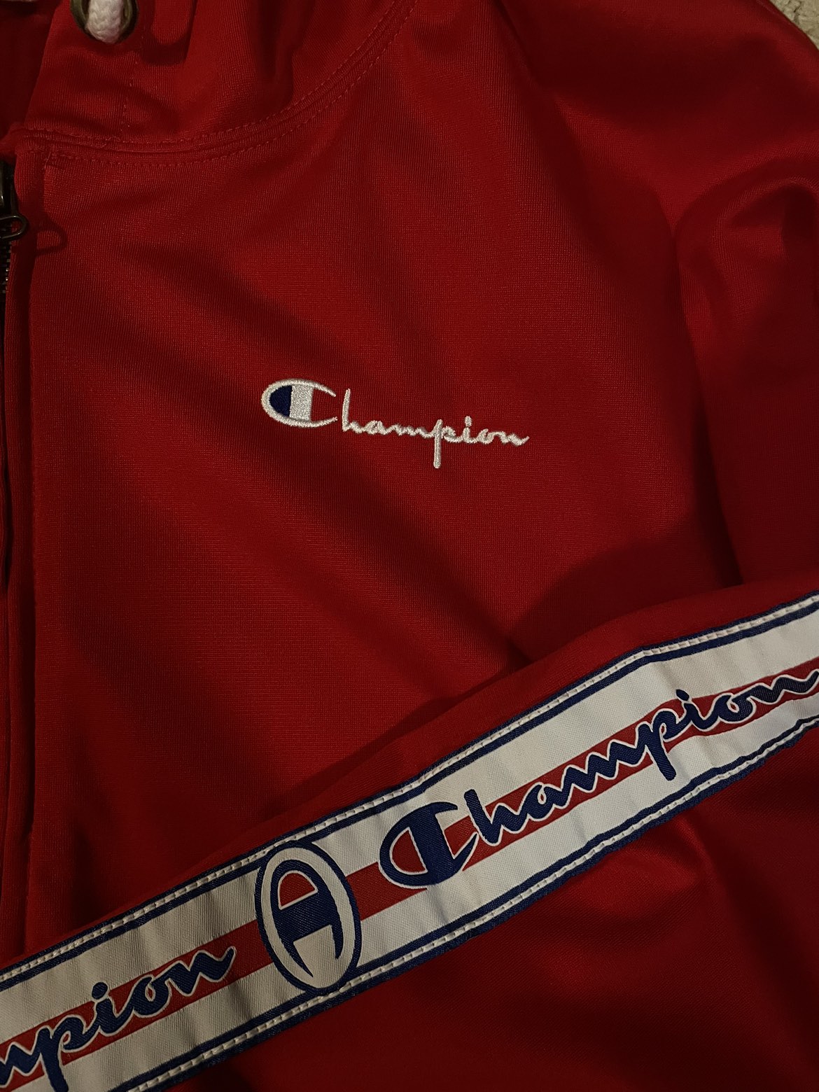 Champions hoodie image indicator(2)