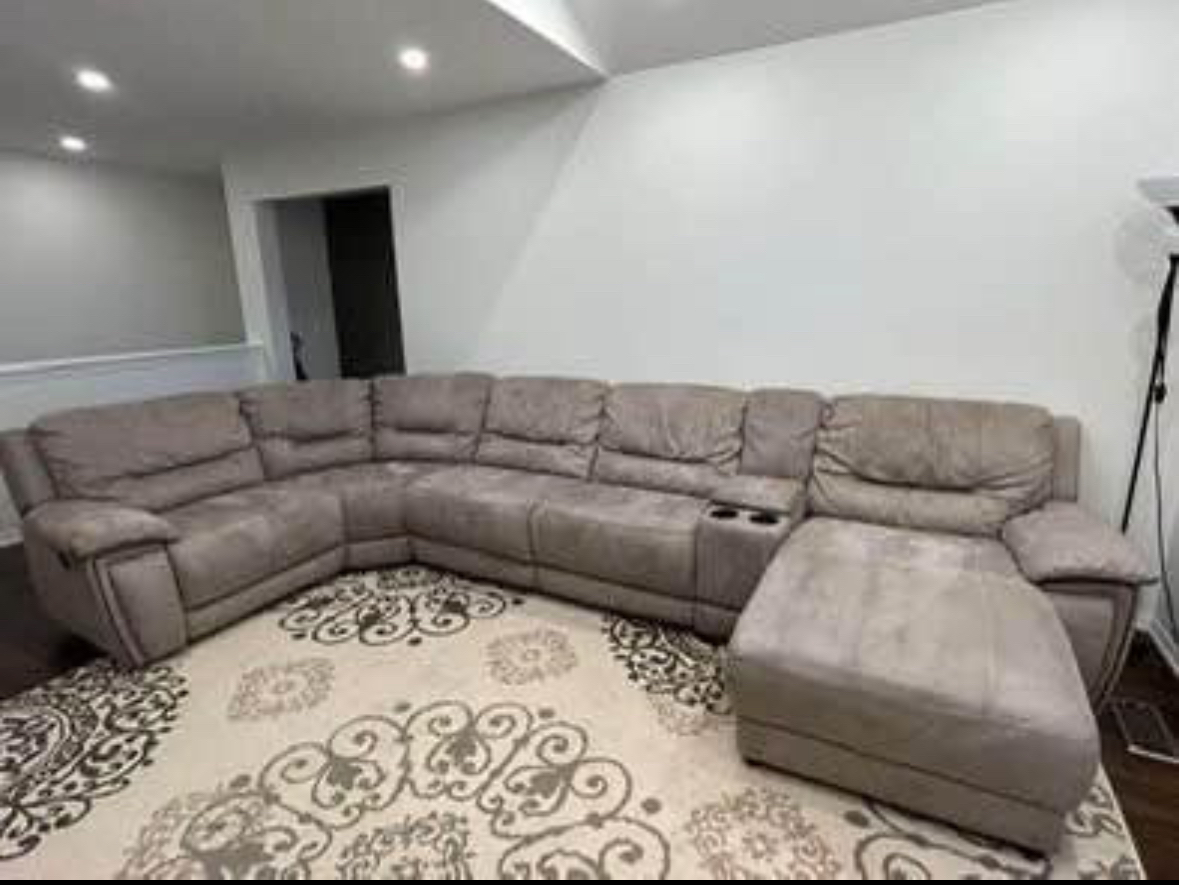 Leon’s Pasadena 6-piece reclining sectional with chaise