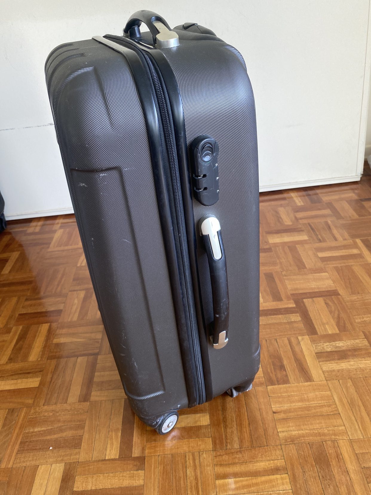 Suitcase (hard shell) - medium size - photo 3