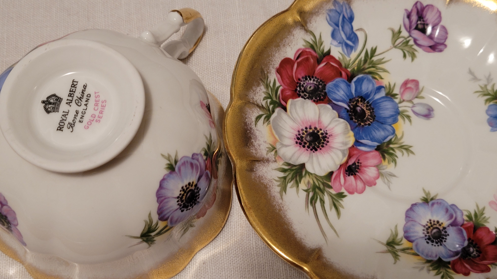 Vintage Royal Albert Goldcrest series teacup set image indicator(3)