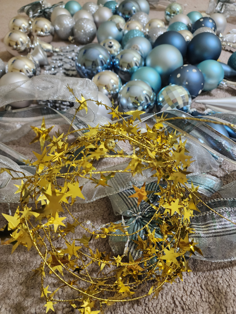 Christmas balls and ornaments - photo 2
