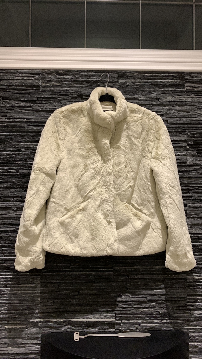 Faux fur jacket image indicator(2)