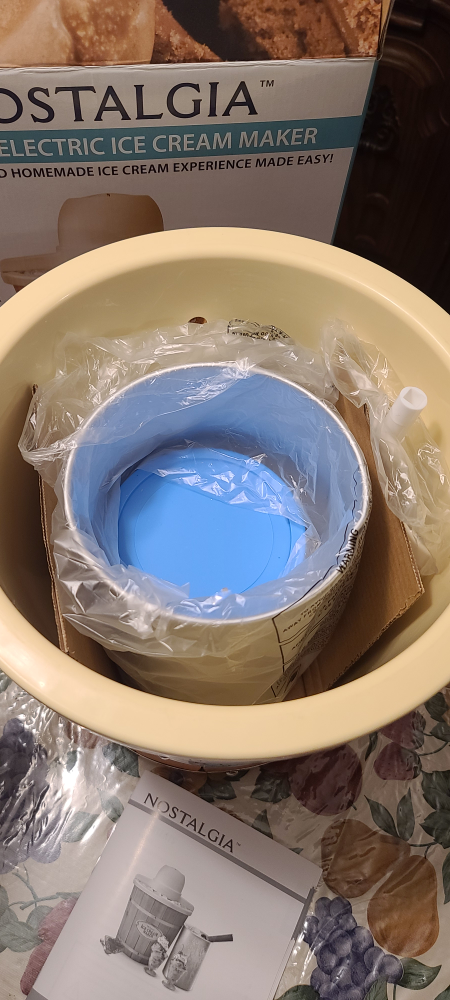 Nostalgia 4-Quarts Electric Ice cream Maker - photo 2