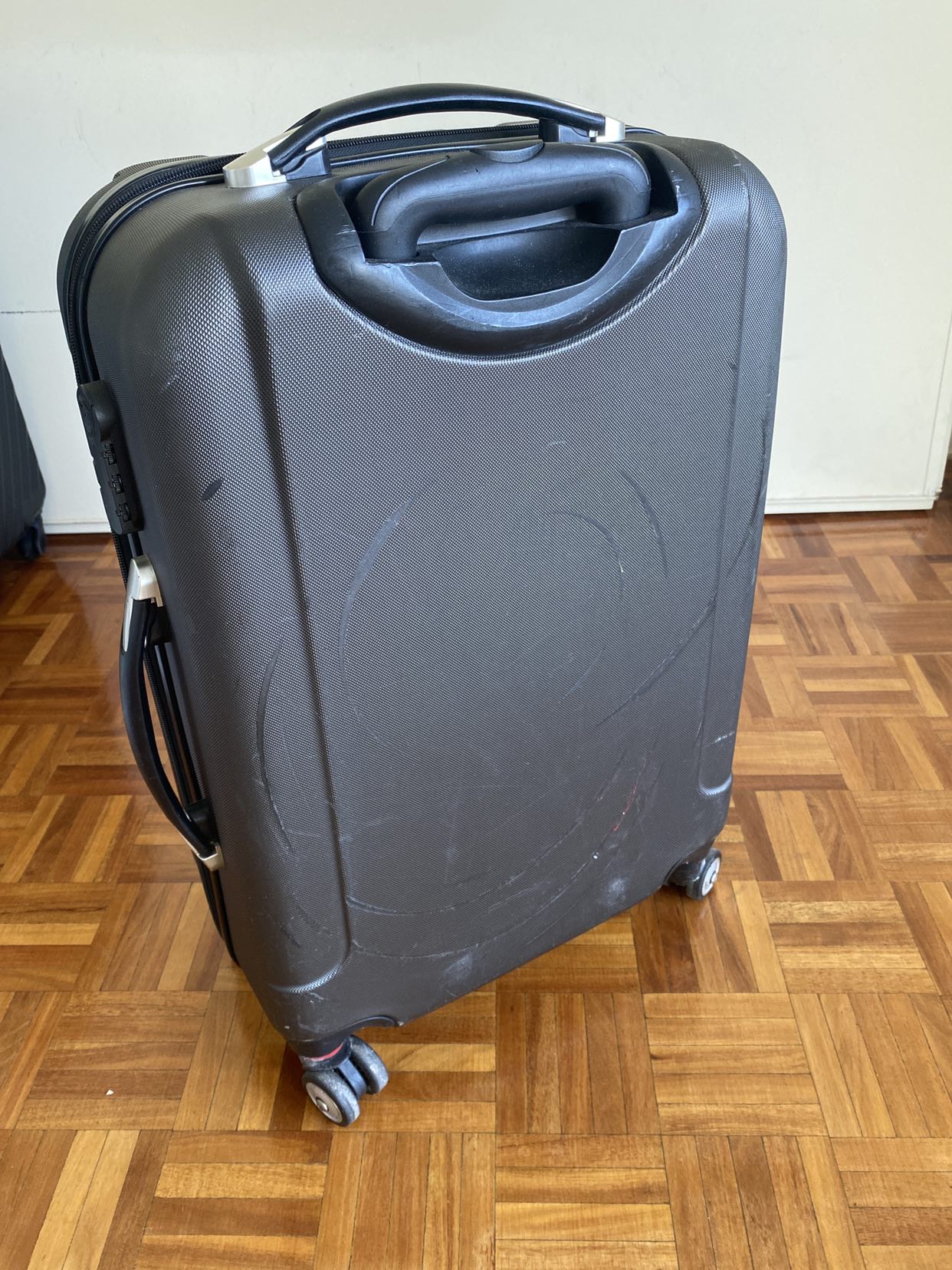 Suitcase (hard shell) - medium size - photo 4