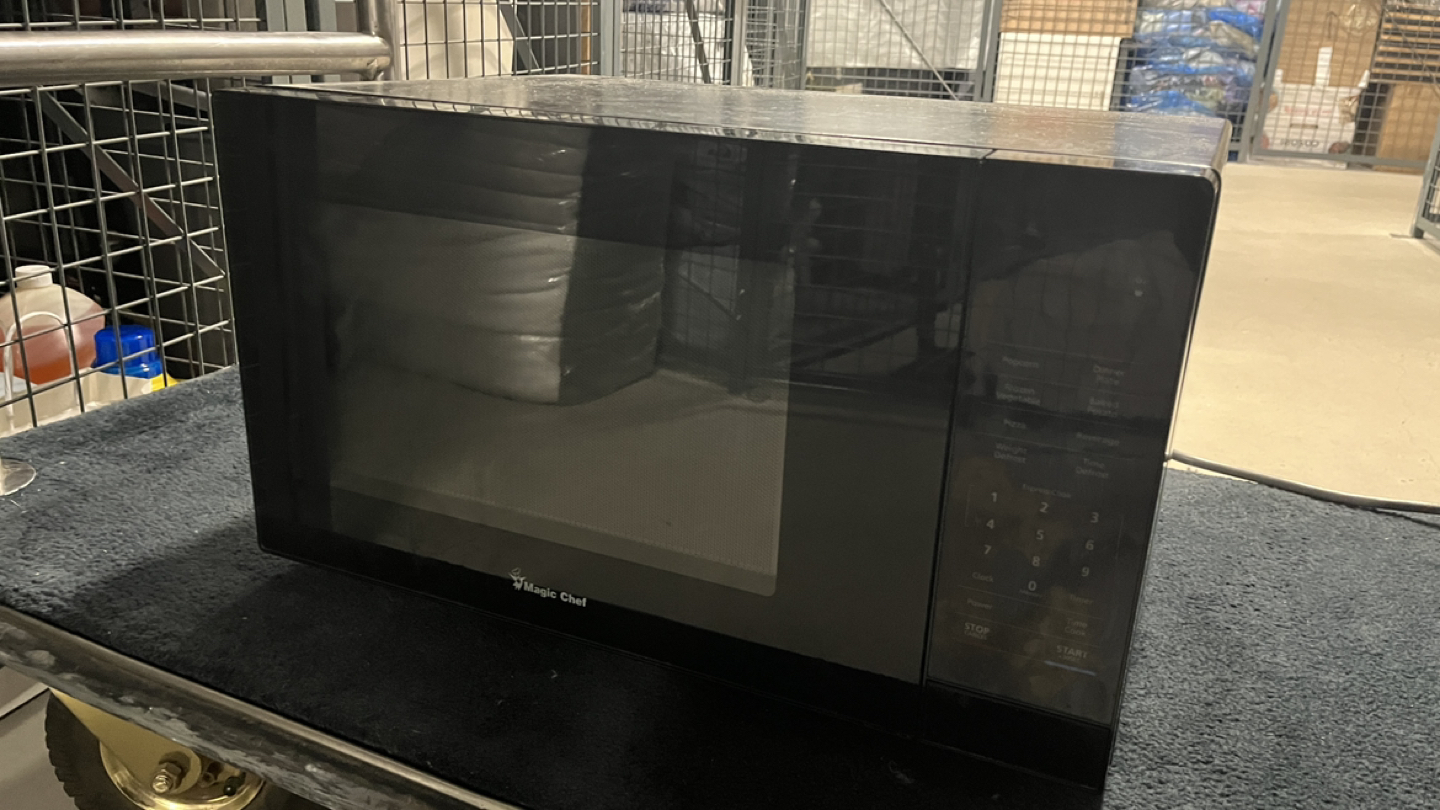 Magic Chef Microwave 90% new 1.1 cuft image indicator(2)