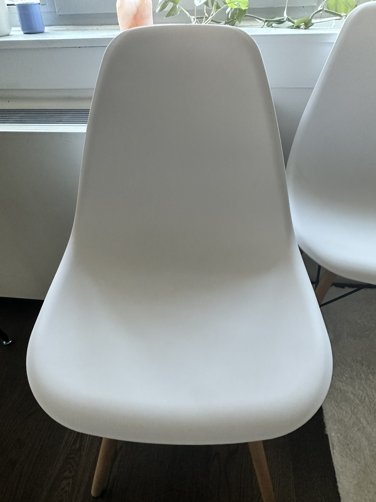 White chairs with wooden legs (set of 4) - photo 2