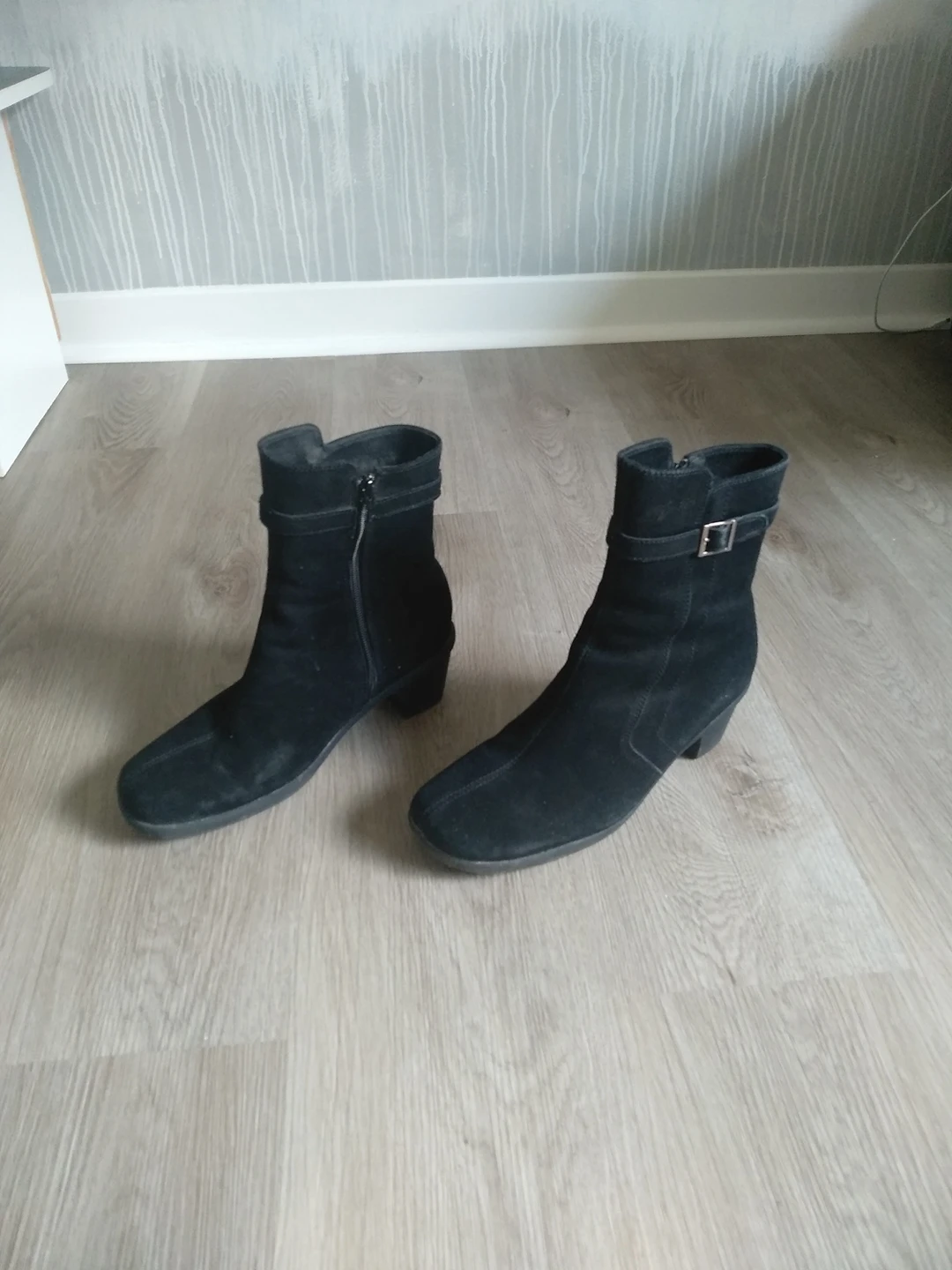 8.5 Suede boots image indicator(4)