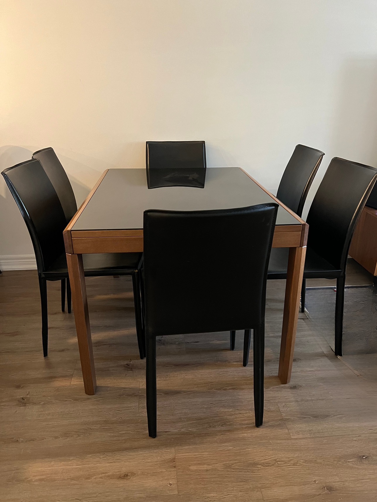 Mobilia Extendable Dining Table and 6 leather Chairs - photo 2