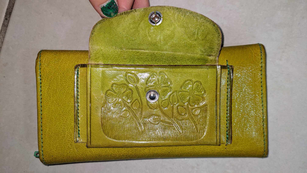 beautiful Aztec design leather wallet w/mirror image indicator(3)