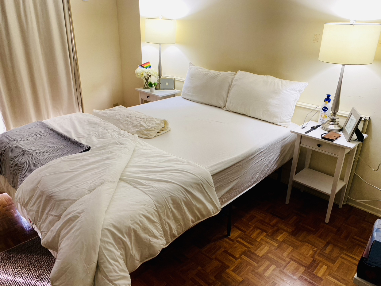 Queen (mattress+protector+bed-frame) +duvet +nightstand +lamps - photo 4
