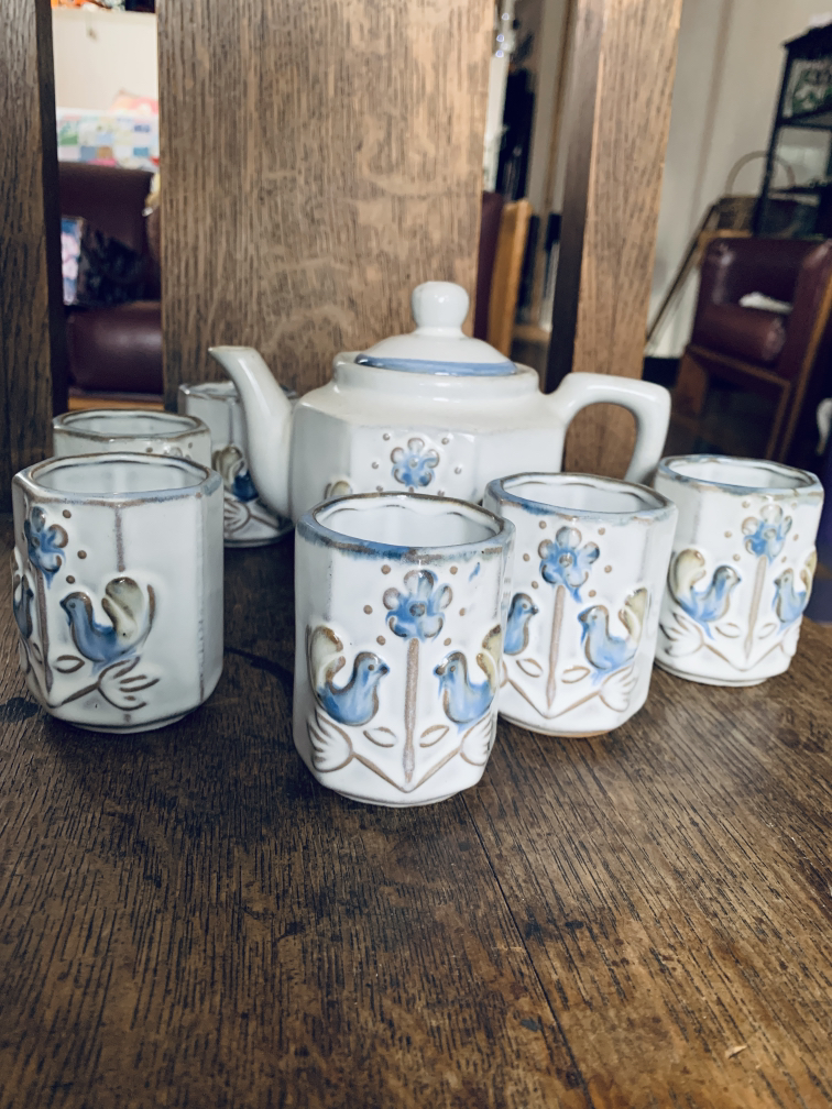 Really Pretty Vintage White and Blue Tea Set image indicator(4)