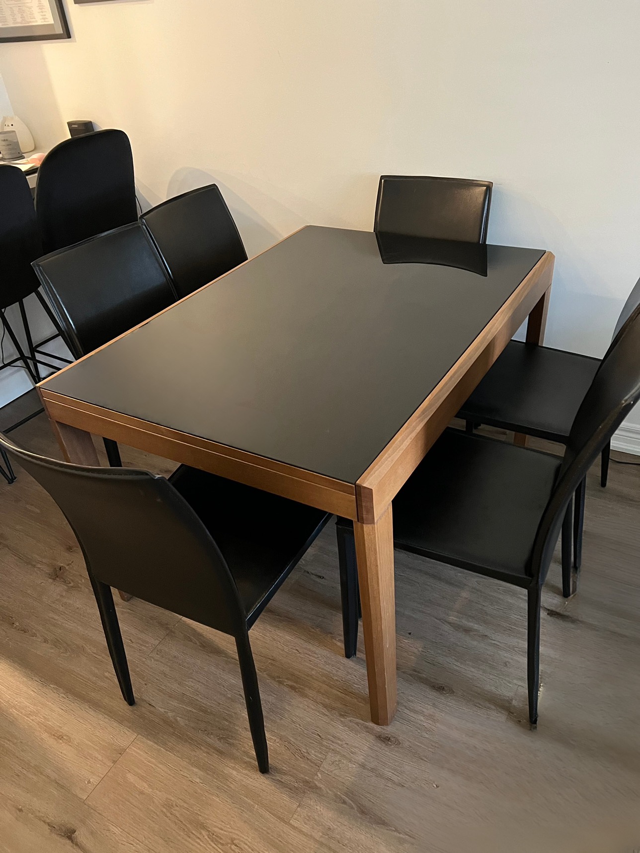 Mobilia Extendable Dining Table and 6 leather Chairs