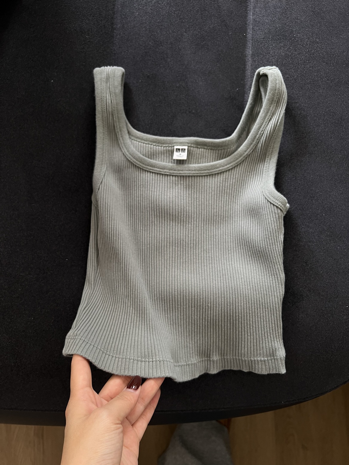 UNIQLO top thumbnail