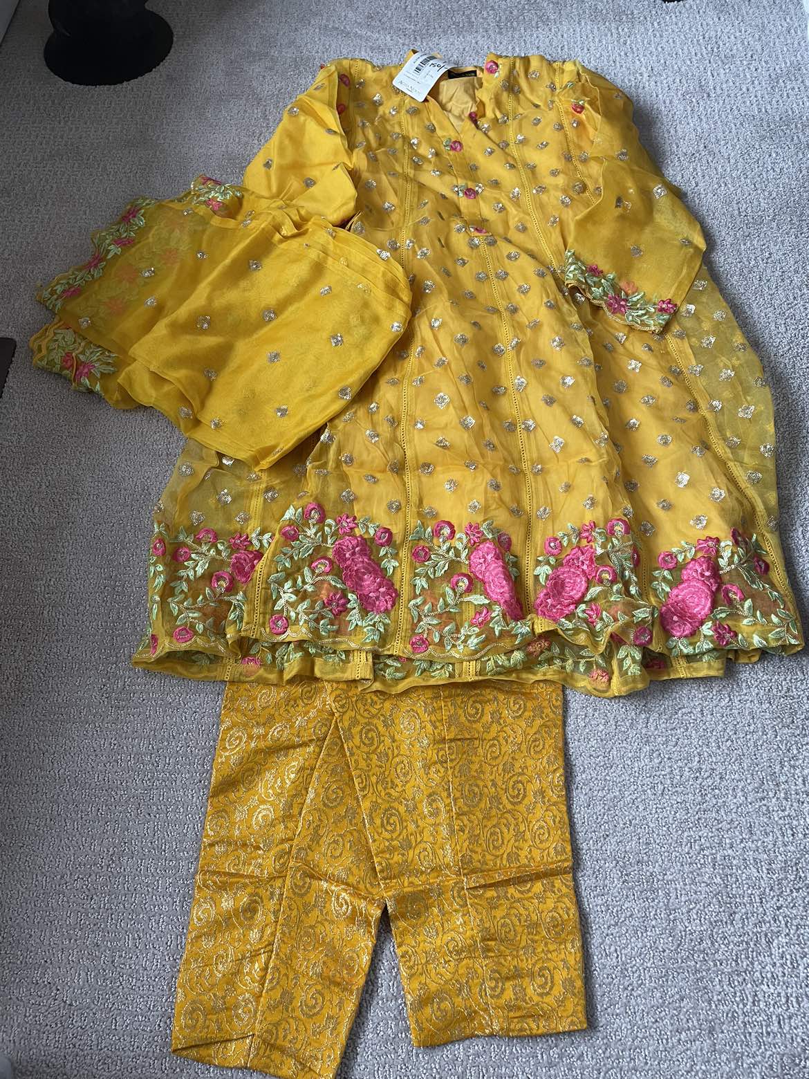 Agha Noor suit small