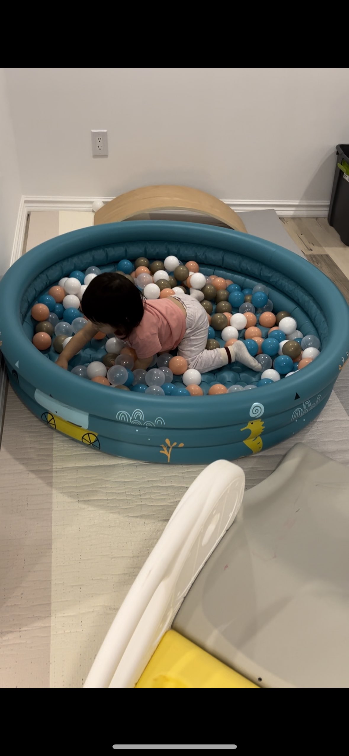 Pit balls with inflatable pool