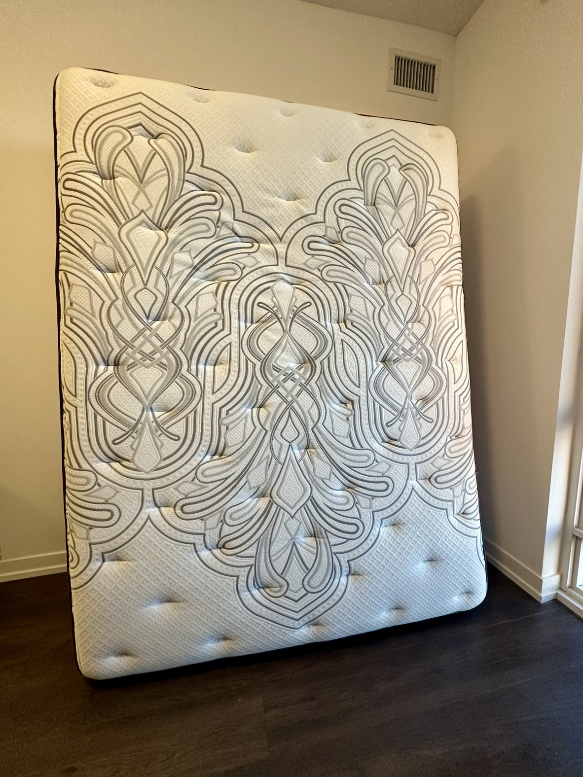 Luxury Mattress Queen size thumbnail