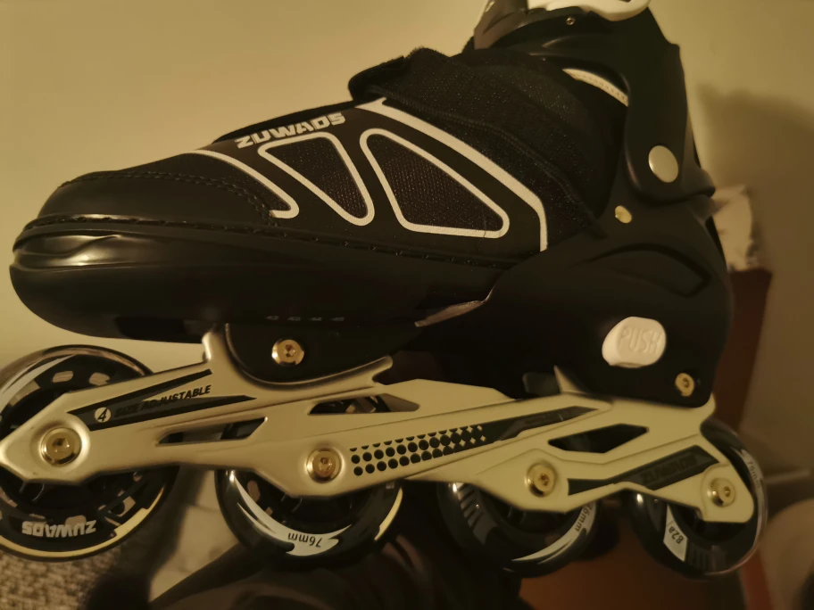 black unisex adjustable roller skates image indicator(8)