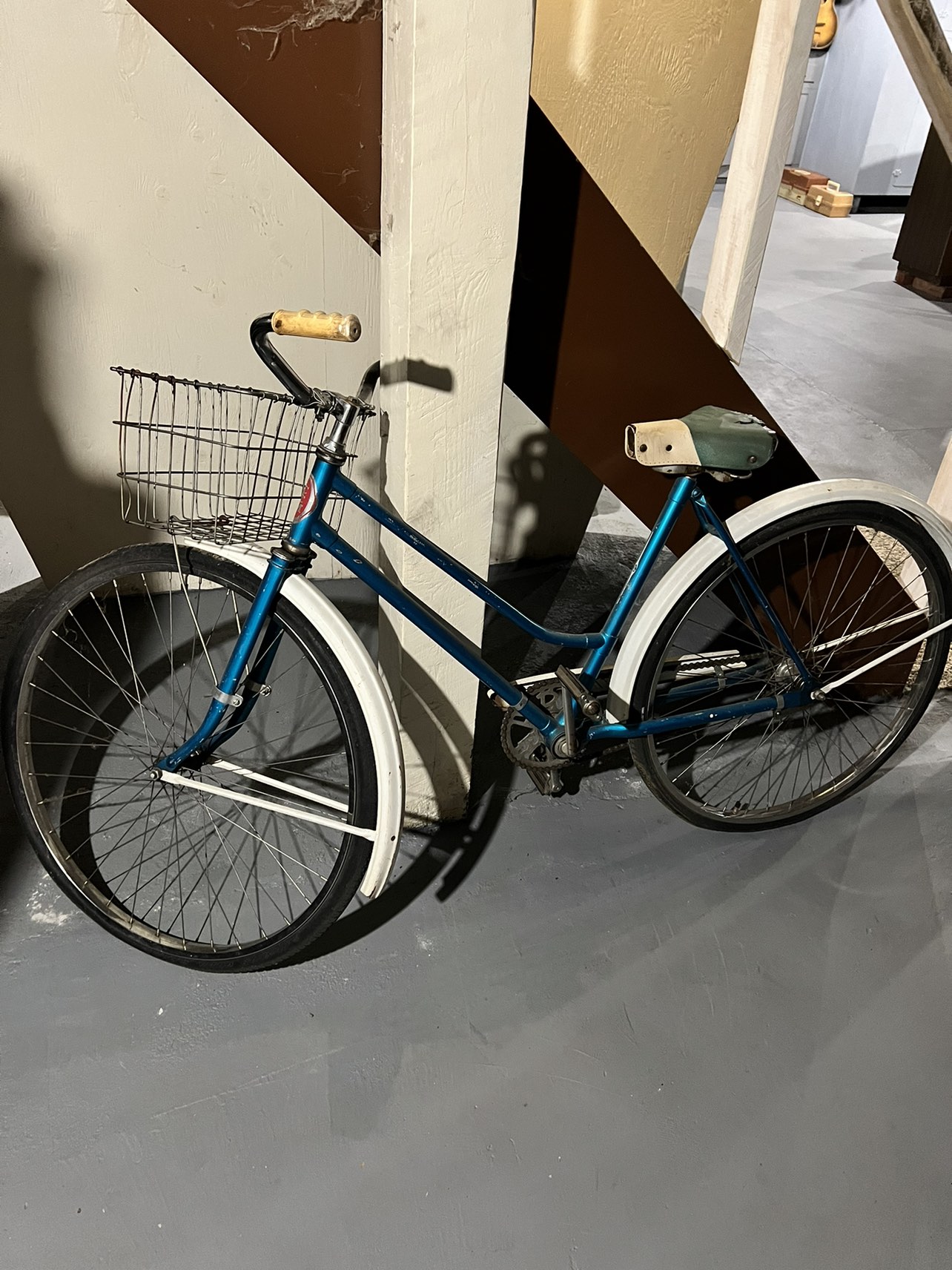 Ladies Cruiser Bike w/carrier