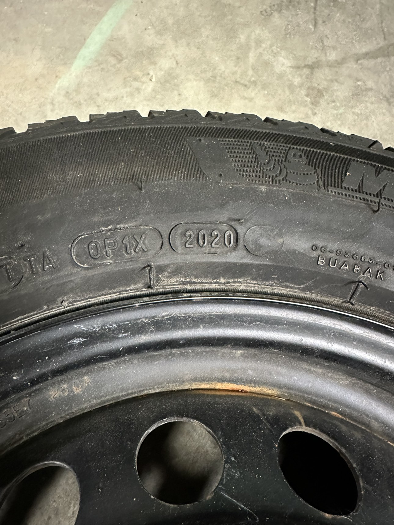 4 x Michelin X-ICE snow tires on Rim in excellent condition
