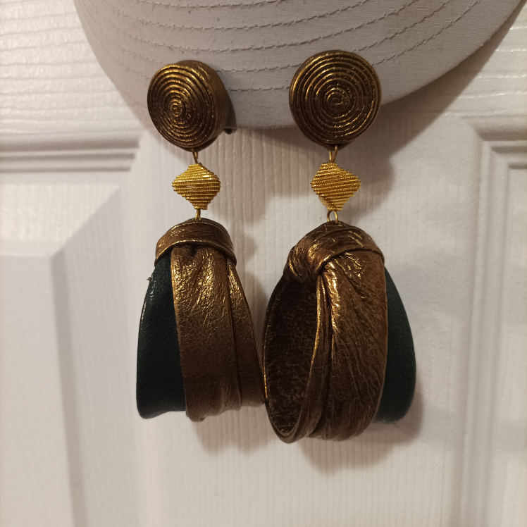 Clip earrings image indicator(5)