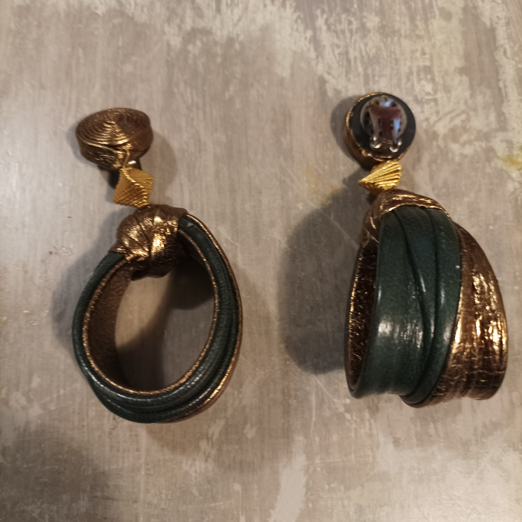 Clip earrings image indicator(9)