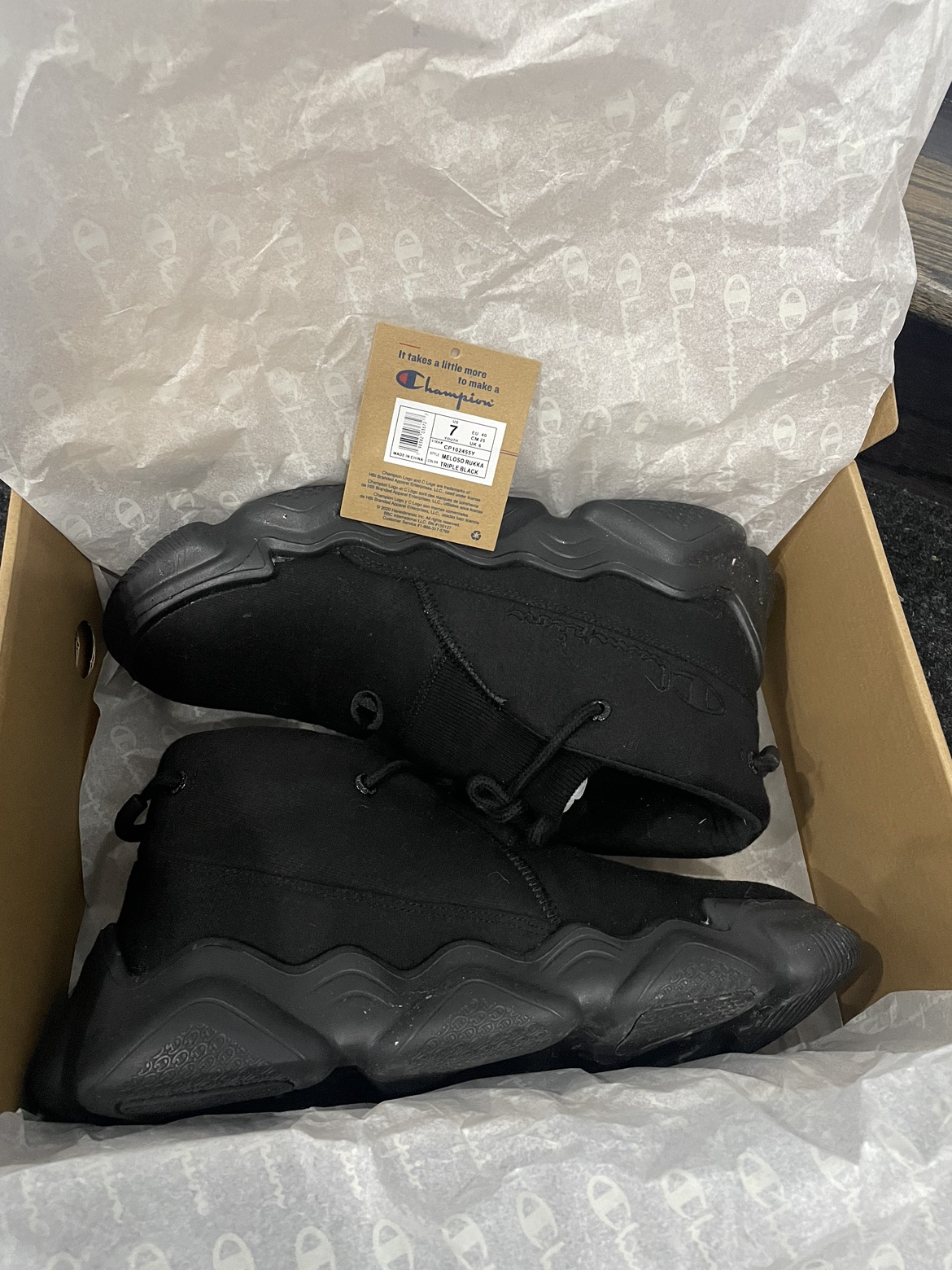Champion sneaker triple black US7 image indicator(2)