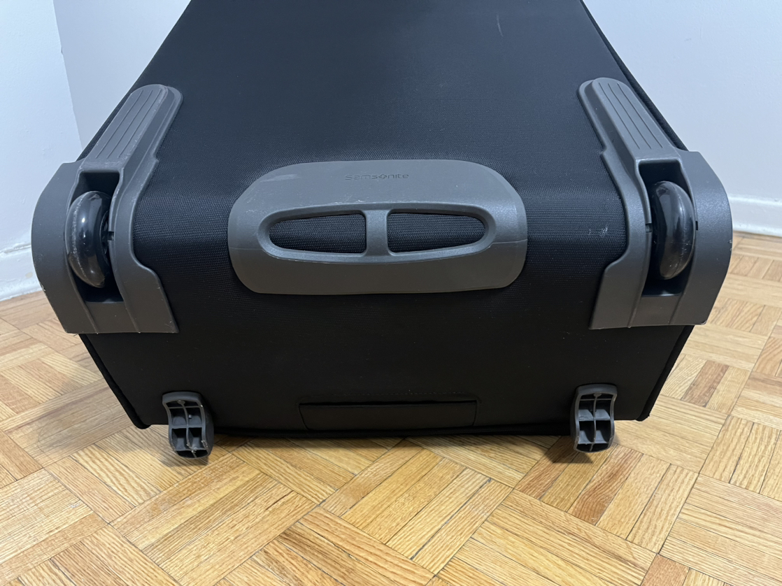 Large Black Samsonite suitcase with tags - photo 5
