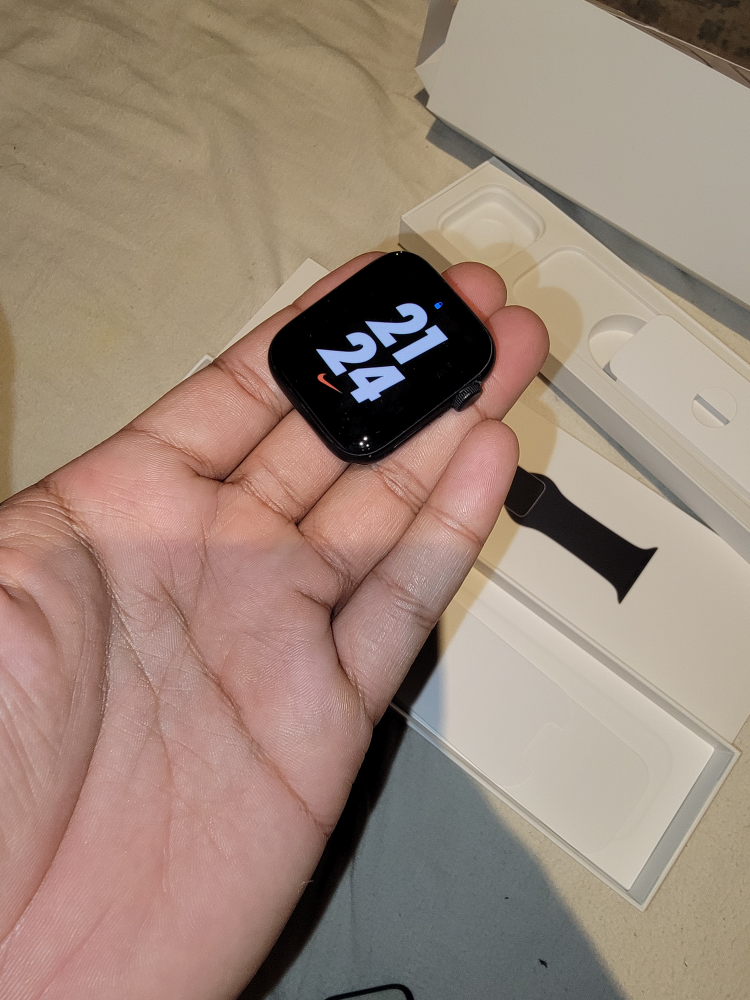 i watch se 2 black Aluminium. image indicator(3)