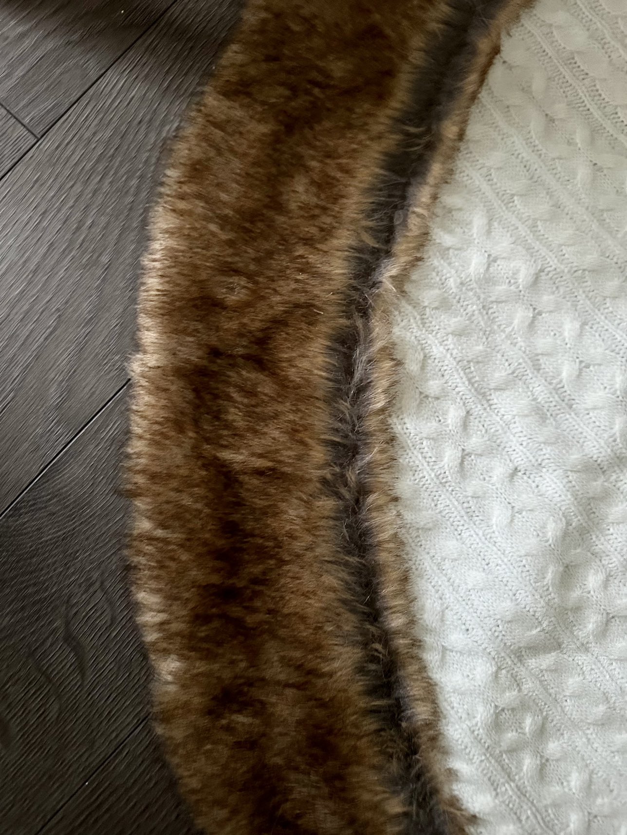 Knitted tree skirt with faux fur trim - photo 2