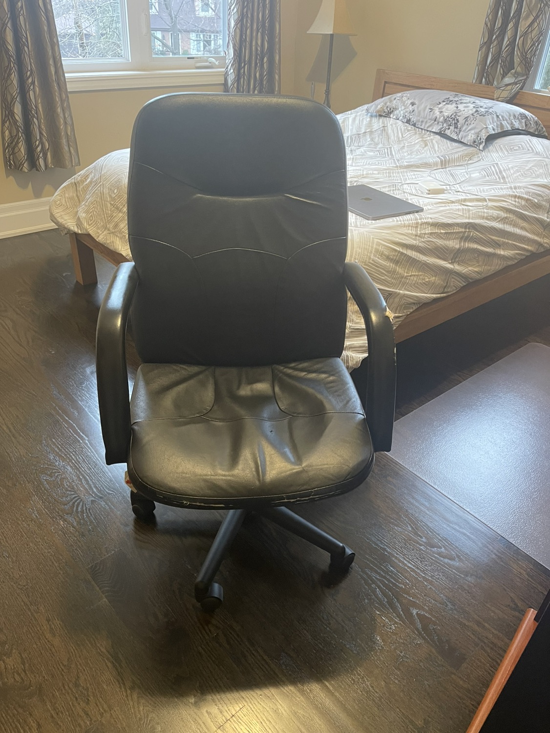 Black office chair - photo 2