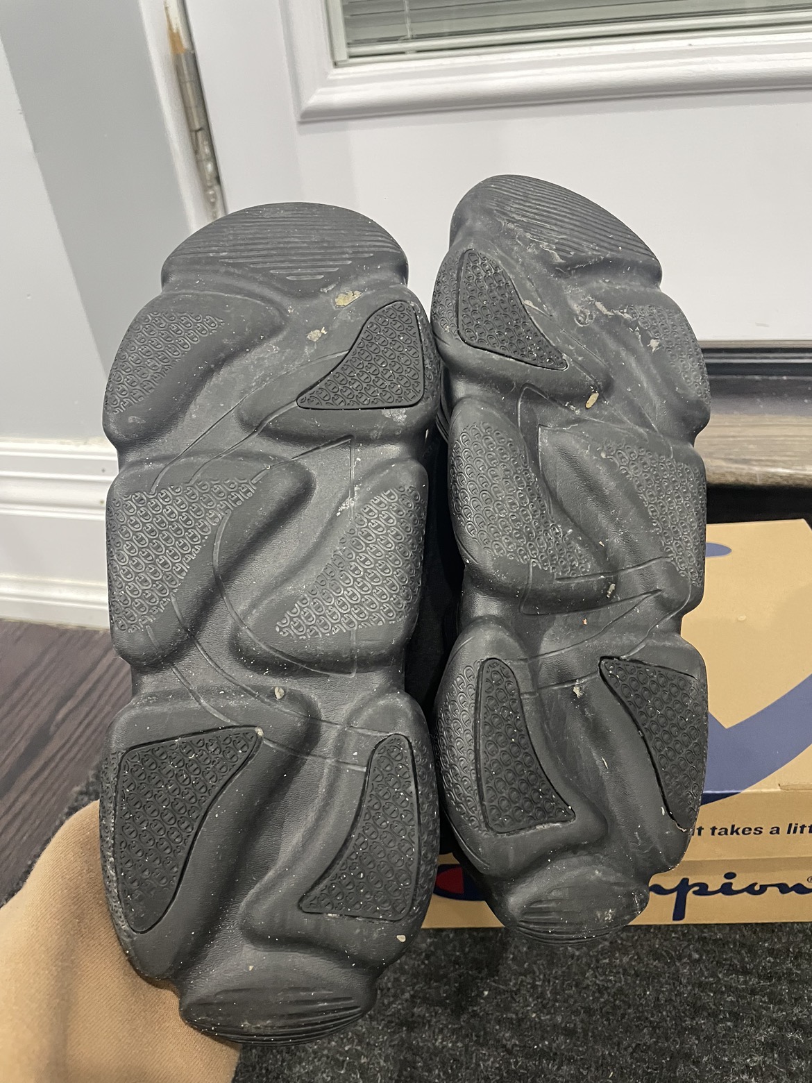 Champion sneaker triple black US7 image indicator(6)