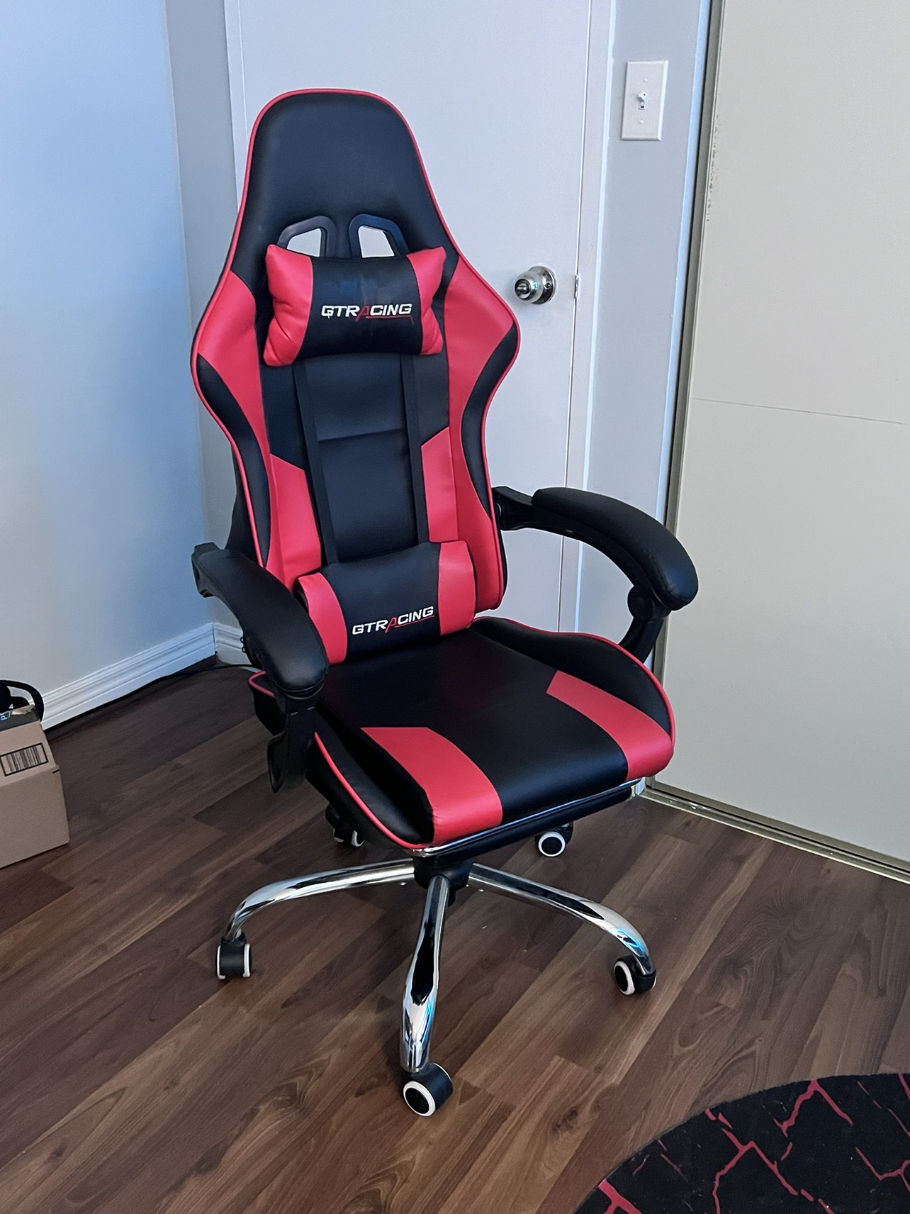 Gaming chair with footrest thumbnail