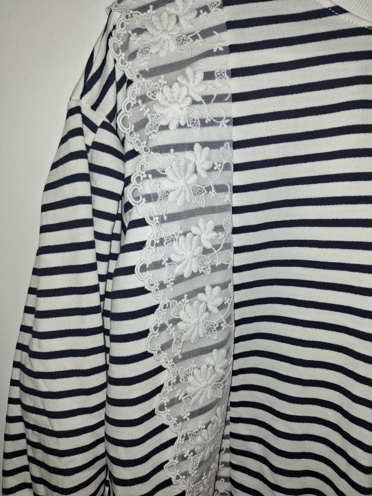 Tshirt with lace trim(brand new with tag) - photo 3