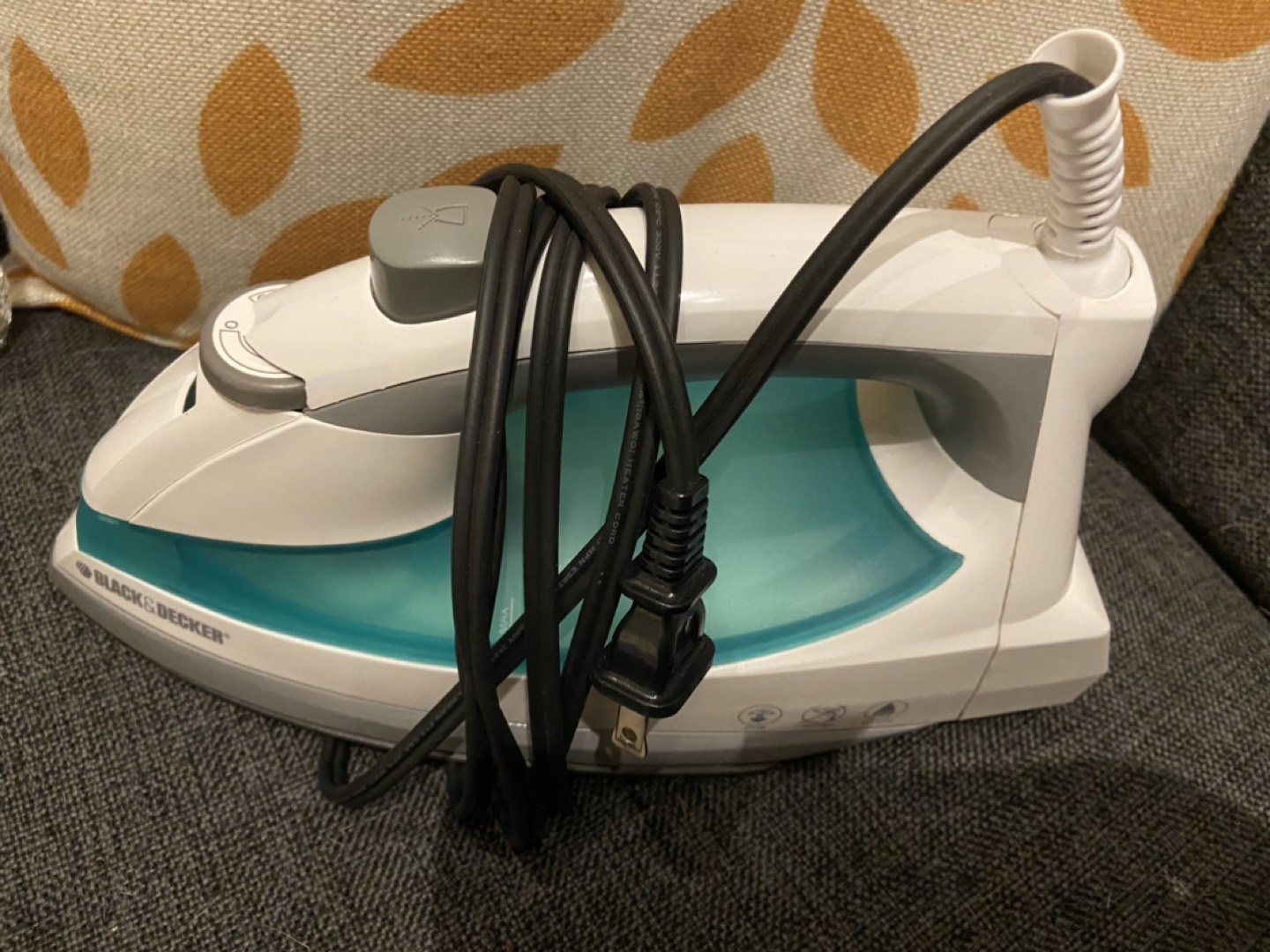 Black and decker iron thumbnail