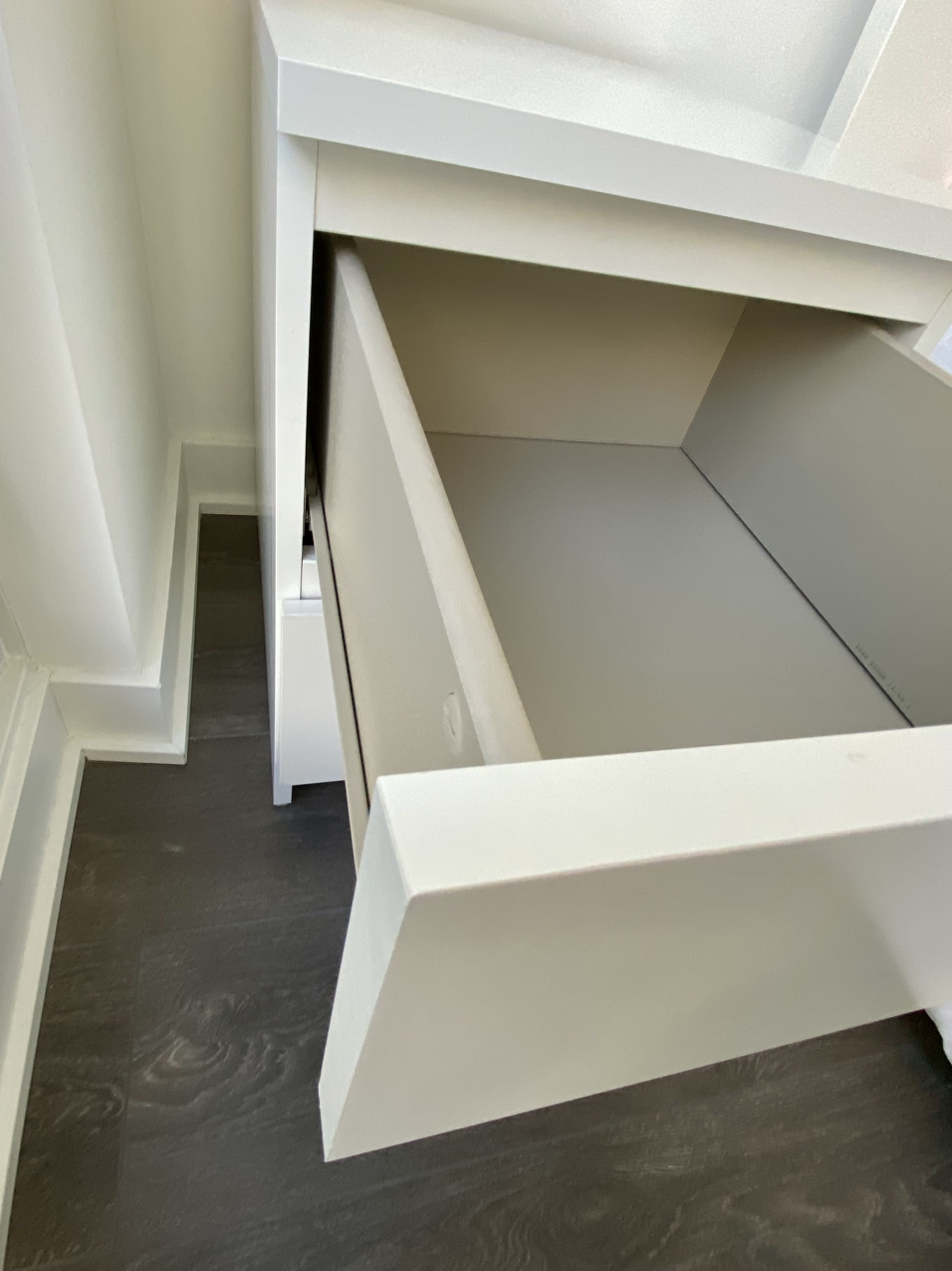 MALM one 2-drawer chest white + 2 lamps image indicator(7)