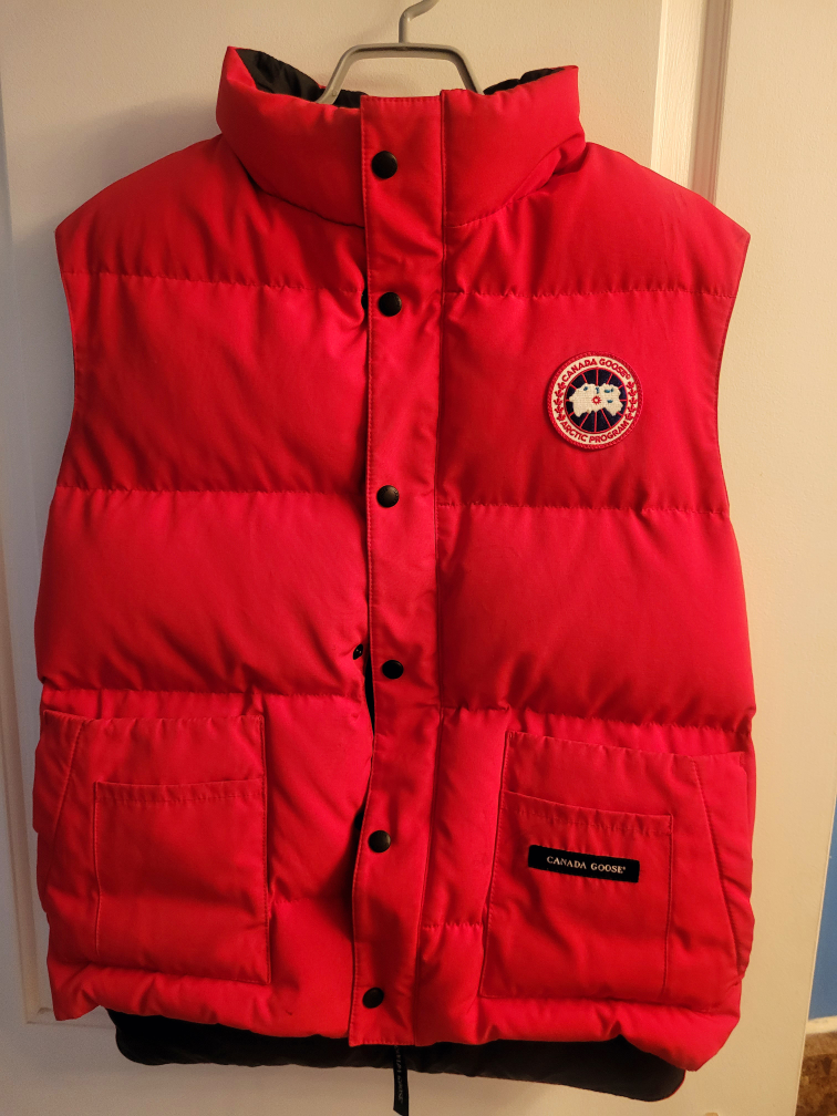 MENS SZ SMALL FITS LIKE A MEDIUM CANADA GOOSE RED VEST