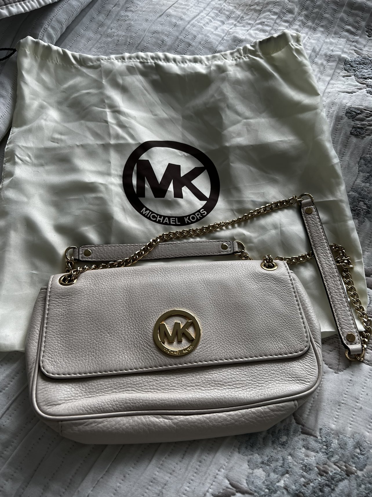 Michael Kors crossbody clutch in soft cream leather image indicator(2)