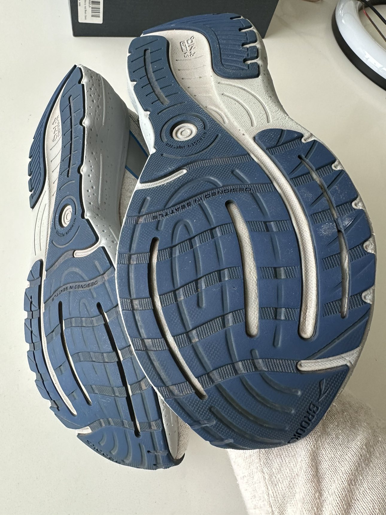 Mens Brooks sneaker image indicator(3)